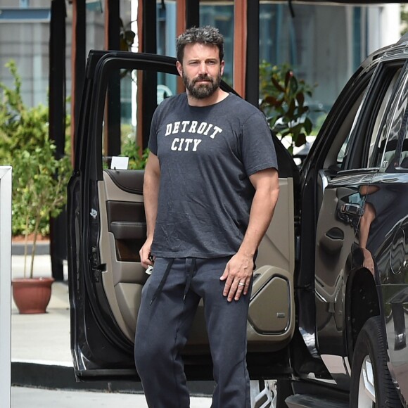 Ben Affleck et Jennifer Garner se retrouvent pour une journée en famille avec leurs enfants Violet, Samuel et Seraphina à Atlanta, le 8 août 2015. Malgré leur séparation Ben et Jennifer continuent à porter leurs alliances.