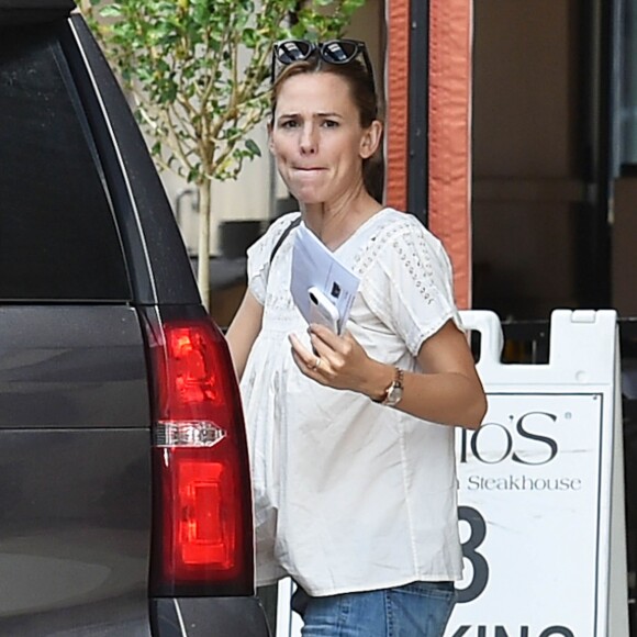 Ben Affleck et Jennifer Garner se retrouvent pour une journée en famille avec leurs enfants Violet, Samuel et Seraphina à Atlanta, le 8 août 2015. Malgré leur séparation Ben et Jennifer continuent à porter leurs alliances.