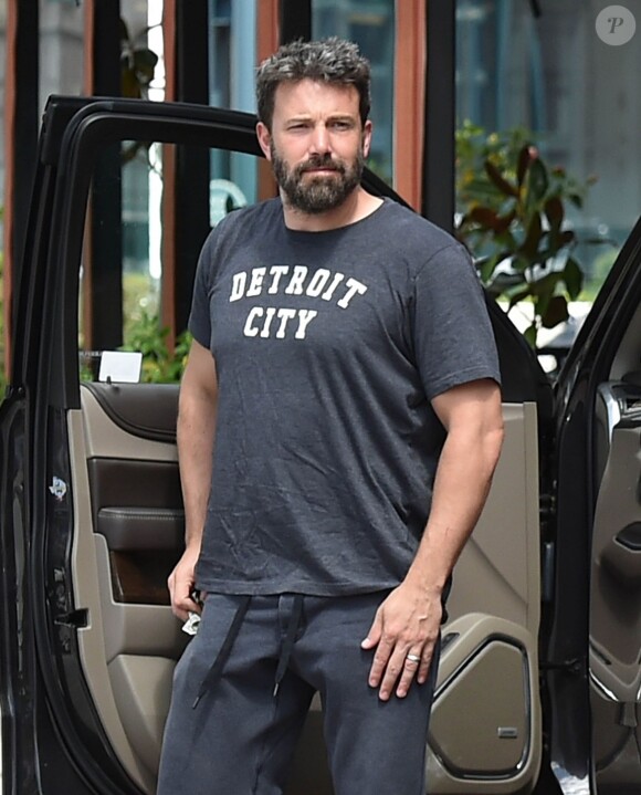 Ben Affleck et Jennifer Garner se retrouvent pour une journée en famille avec leurs enfants Violet, Samuel et Seraphina à Atlanta, le 8 août 2015. Malgré leur séparation Ben et Jennifer continuent à porter leurs alliances.