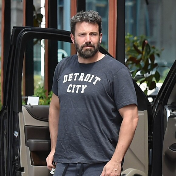 Ben Affleck et Jennifer Garner se retrouvent pour une journée en famille avec leurs enfants Violet, Samuel et Seraphina à Atlanta, le 8 août 2015. Malgré leur séparation Ben et Jennifer continuent à porter leurs alliances.