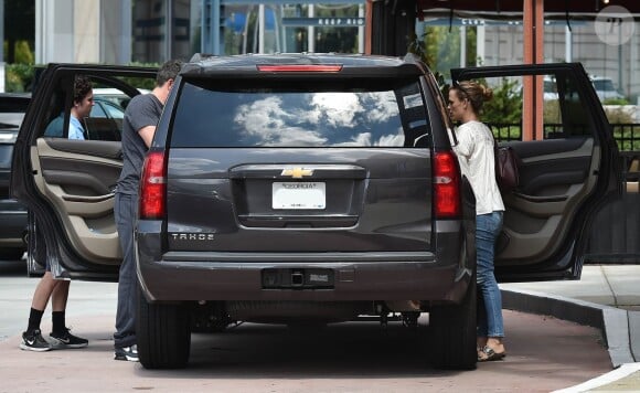 Ben Affleck et Jennifer Garner se retrouvent pour une journée en famille avec leurs enfants Violet, Samuel et Seraphina à Atlanta, le 8 août 2015. Malgré leur séparation Ben et Jennifer continuent à porter leurs alliances.