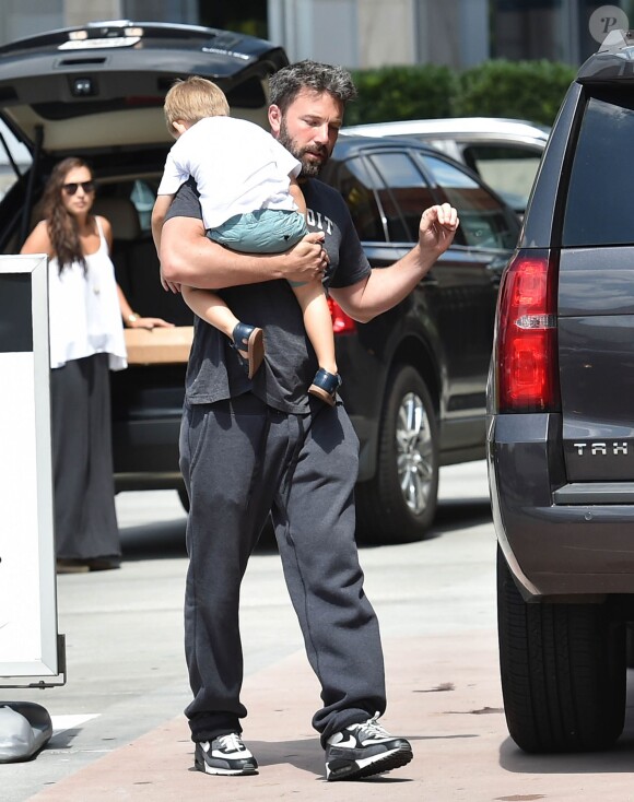 Ben Affleck et Jennifer Garner se retrouvent pour une journée en famille avec leurs enfants Violet, Samuel et Seraphina à Atlanta, le 8 août 2015. Malgré leur séparation Ben et Jennifer continuent à porter leurs alliances.