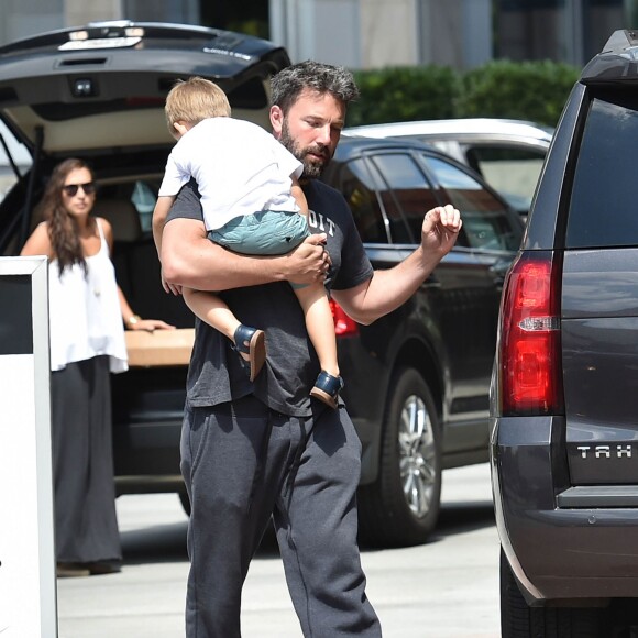 Ben Affleck et Jennifer Garner se retrouvent pour une journée en famille avec leurs enfants Violet, Samuel et Seraphina à Atlanta, le 8 août 2015. Malgré leur séparation Ben et Jennifer continuent à porter leurs alliances.