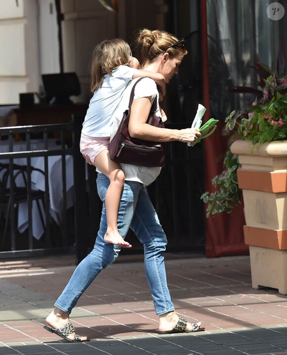 Ben Affleck et Jennifer Garner se retrouvent pour une journée en famille avec leurs enfants Violet, Samuel et Seraphina à Atlanta, le 8 août 2015. Malgré leur séparation Ben et Jennifer continuent à porter leurs alliances.