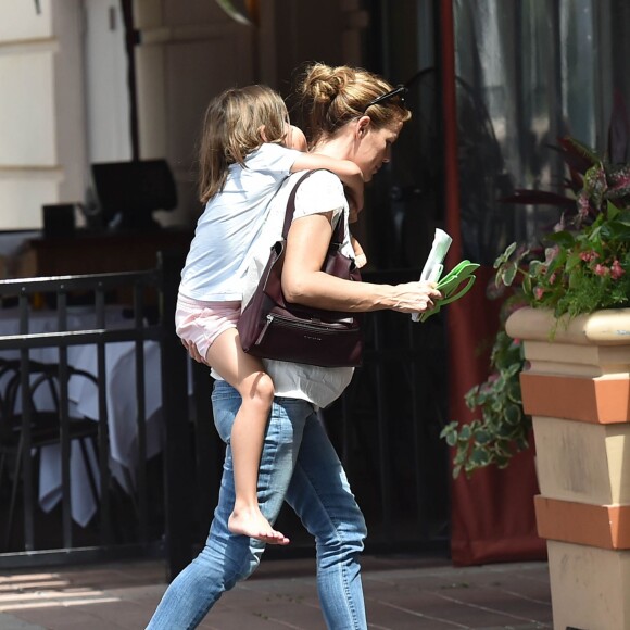Ben Affleck et Jennifer Garner se retrouvent pour une journée en famille avec leurs enfants Violet, Samuel et Seraphina à Atlanta, le 8 août 2015. Malgré leur séparation Ben et Jennifer continuent à porter leurs alliances.