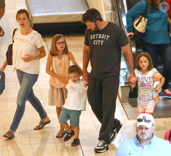 Ben Affleck et Jennifer Garner se retrouvent pour une journée en famille avec leurs enfants Violet, Samuel et Seraphina à Atlanta, le 8 août 2015. Malgré leur séparation Ben et Jennifer continuent à porter leurs alliances.