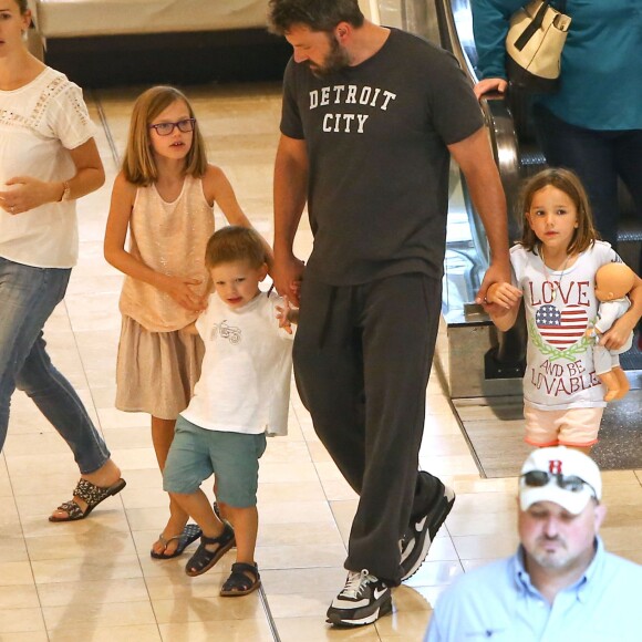 Ben Affleck et Jennifer Garner se retrouvent pour une journée en famille avec leurs enfants Violet, Samuel et Seraphina à Atlanta, le 8 août 2015. Malgré leur séparation Ben et Jennifer continuent à porter leurs alliances.