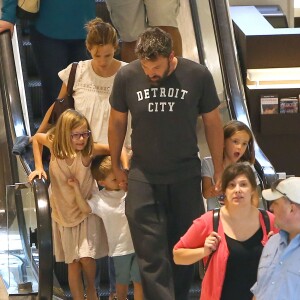 Ben Affleck et Jennifer Garner se retrouvent pour une journée en famille avec leurs enfants Violet, Samuel et Seraphina à Atlanta, le 8 août 2015. Malgré leur séparation Ben et Jennifer continuent à porter leurs alliances.
