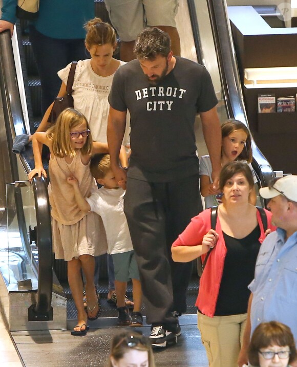 Ben Affleck et Jennifer Garner se retrouvent pour une journée en famille avec leurs enfants Violet, Samuel et Seraphina à Atlanta, le 8 août 2015. Malgré leur séparation Ben et Jennifer continuent à porter leurs alliances.