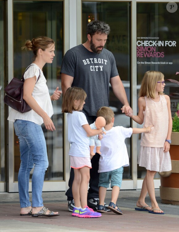 Ben Affleck et Jennifer Garner se retrouvent pour une journée en famille avec leurs enfants Violet, Samuel et Seraphina à Atlanta, le 8 août 2015. Malgré leur séparation Ben et Jennifer continuent à porter leurs alliances.