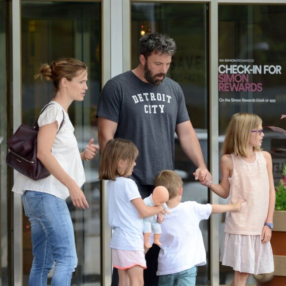 Ben Affleck et Jennifer Garner se retrouvent pour une journée en famille avec leurs enfants Violet, Samuel et Seraphina à Atlanta, le 8 août 2015. Malgré leur séparation Ben et Jennifer continuent à porter leurs alliances.