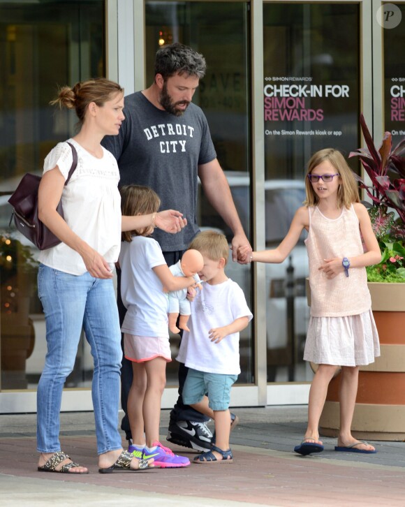 Ben Affleck et Jennifer Garner se retrouvent pour une journée en famille avec leurs enfants Violet, Samuel et Seraphina à Atlanta, le 8 août 2015. Malgré leur séparation Ben et Jennifer continuent à porter leurs alliances.