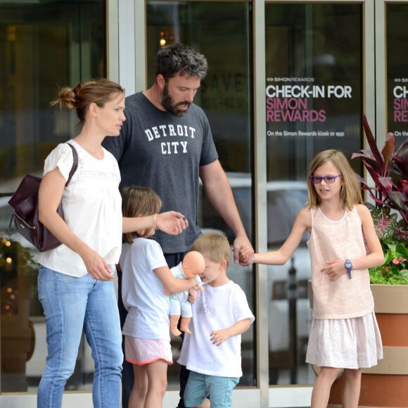 Ben Affleck et Jennifer Garner se retrouvent pour une journée en famille avec leurs enfants Violet, Samuel et Seraphina à Atlanta, le 8 août 2015. Malgré leur séparation Ben et Jennifer continuent à porter leurs alliances.