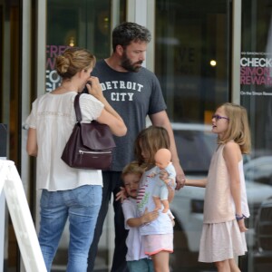 Ben Affleck et Jennifer Garner se retrouvent pour une journée en famille avec leurs enfants Violet, Samuel et Seraphina à Atlanta, le 8 août 2015. Malgré leur séparation Ben et Jennifer continuent à porter leurs alliances.