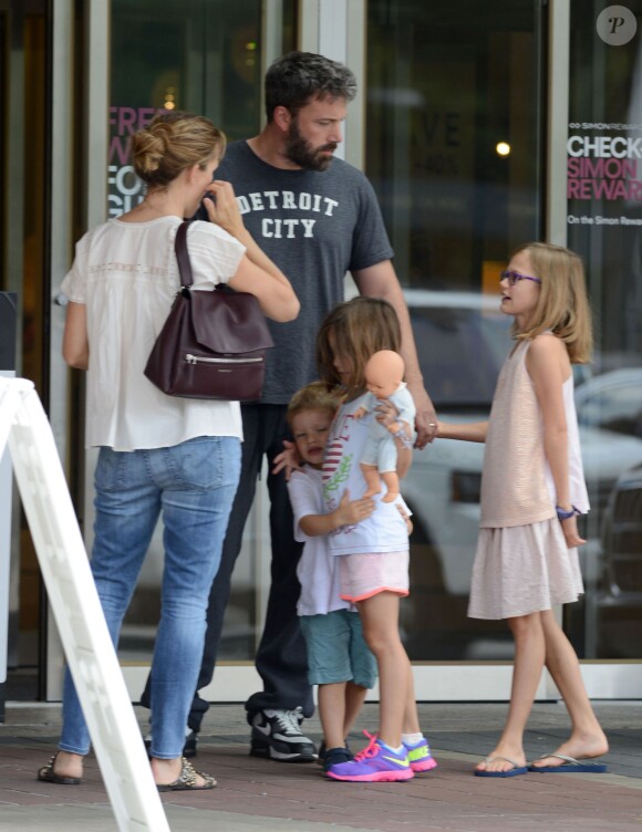 Ben Affleck et Jennifer Garner se retrouvent pour une journée en famille avec leurs enfants Violet, Samuel et Seraphina à Atlanta, le 8 août 2015. Malgré leur séparation Ben et Jennifer continuent à porter leurs alliances.