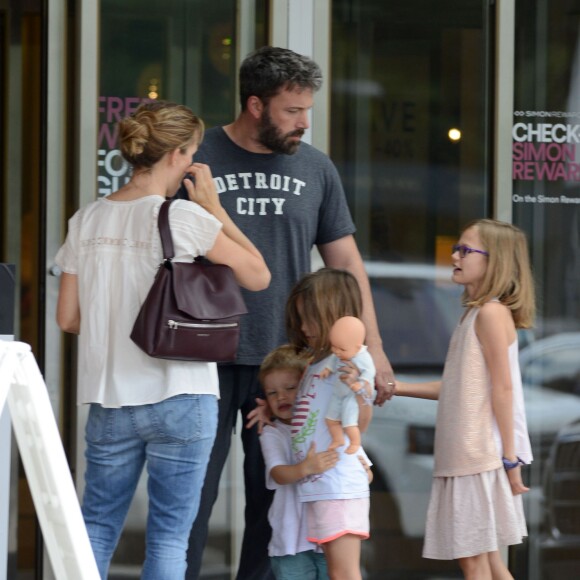 Ben Affleck et Jennifer Garner se retrouvent pour une journée en famille avec leurs enfants Violet, Samuel et Seraphina à Atlanta, le 8 août 2015. Malgré leur séparation Ben et Jennifer continuent à porter leurs alliances.