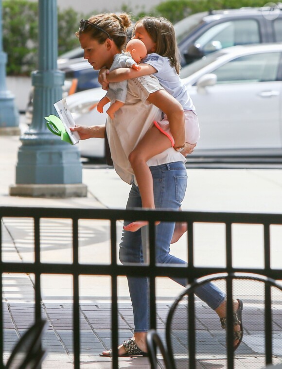 Ben Affleck et Jennifer Garner se retrouvent pour une journée en famille avec leurs enfants Violet, Samuel et Seraphina à Atlanta, le 8 août 2015. Malgré leur séparation Ben et Jennifer continuent à porter leurs alliances.