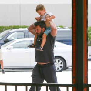 Ben Affleck et Jennifer Garner se retrouvent pour une journée en famille avec leurs enfants Violet, Samuel et Seraphina à Atlanta, le 8 août 2015. Malgré leur séparation Ben et Jennifer continuent à porter leurs alliances.