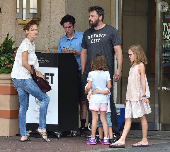 Ben Affleck et Jennifer Garner se retrouvent pour une journée en famille avec leurs enfants Violet, Samuel et Seraphina à Atlanta, le 8 août 2015. Malgré leur séparation Ben et Jennifer continuent à porter leurs alliances.