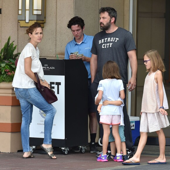 Ben Affleck et Jennifer Garner se retrouvent pour une journée en famille avec leurs enfants Violet, Samuel et Seraphina à Atlanta, le 8 août 2015. Malgré leur séparation Ben et Jennifer continuent à porter leurs alliances.
