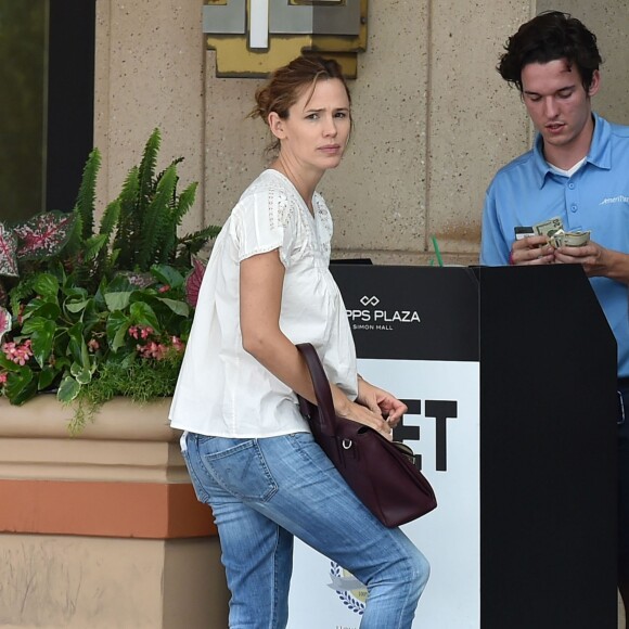 Ben Affleck et Jennifer Garner se retrouvent pour une journée en famille avec leurs enfants Violet, Samuel et Seraphina à Atlanta, le 8 août 2015. Malgré leur séparation Ben et Jennifer continuent à porter leurs alliances.