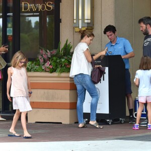 Ben Affleck et Jennifer Garner se retrouvent pour une journée en famille avec leurs enfants Violet, Samuel et Seraphina à Atlanta, le 8 août 2015. Malgré leur séparation Ben et Jennifer continuent à porter leurs alliances.