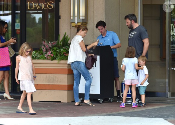 Ben Affleck et Jennifer Garner se retrouvent pour une journée en famille avec leurs enfants Violet, Samuel et Seraphina à Atlanta, le 8 août 2015. Malgré leur séparation Ben et Jennifer continuent à porter leurs alliances.