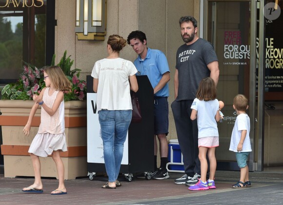 Ben Affleck et Jennifer Garner se retrouvent pour une journée en famille avec leurs enfants Violet, Samuel et Seraphina à Atlanta, le 8 août 2015. Malgré leur séparation Ben et Jennifer continuent à porter leurs alliances.