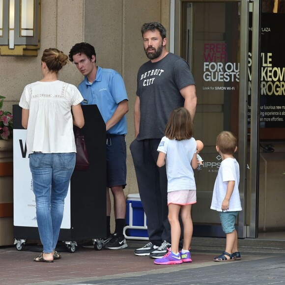 Ben Affleck et Jennifer Garner se retrouvent pour une journée en famille avec leurs enfants Violet, Samuel et Seraphina à Atlanta, le 8 août 2015. Malgré leur séparation Ben et Jennifer continuent à porter leurs alliances.
