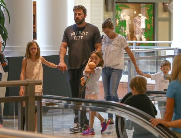 Ben Affleck et Jennifer Garner se retrouvent pour une journée en famille avec leurs enfants Violet, Samuel et Seraphina à Atlanta, le 8 août 2015. Malgré leur séparation Ben et Jennifer continuent à porter leurs alliances.