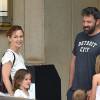 Ben Affleck et Jennifer Garner se retrouvent pour une journée en famille avec leurs enfants Violet, Samuel et Seraphina à Atlanta, le 8 août 2015. Malgré leur séparation Ben et Jennifer continuent à porter leurs alliances.