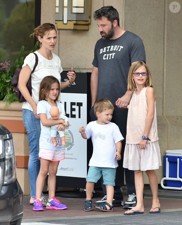 Ben Affleck et Jennifer Garner se retrouvent pour une journée en famille avec leurs enfants Violet, Samuel et Seraphina à Atlanta, le 8 août 2015. Malgré leur séparation Ben et Jennifer continuent à porter leurs alliances.