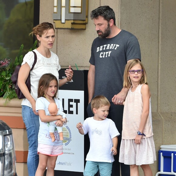 Ben Affleck et Jennifer Garner se retrouvent pour une journée en famille avec leurs enfants Violet, Samuel et Seraphina à Atlanta, le 8 août 2015. Malgré leur séparation Ben et Jennifer continuent à porter leurs alliances.