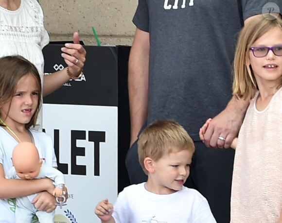 Ben Affleck et Jennifer Garner se retrouvent pour une journée en famille avec leurs enfants Violet, Samuel et Seraphina à Atlanta, le 8 août 2015. Malgré leur séparation Ben et Jennifer continuent à porter leurs alliances.