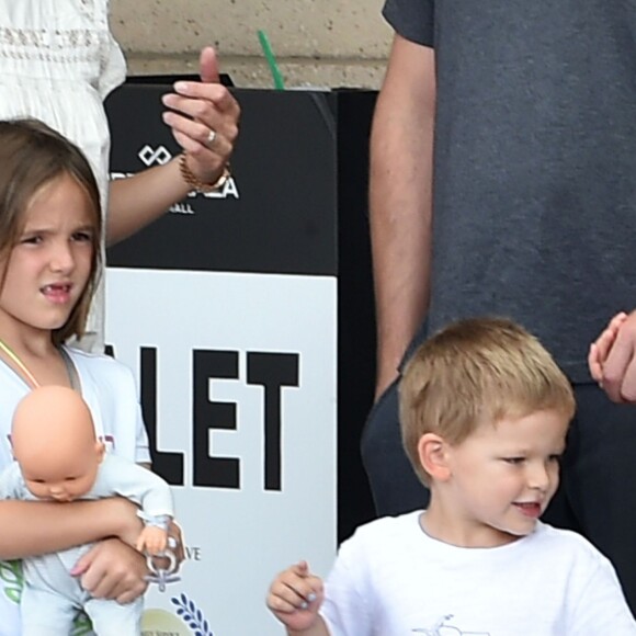 Ben Affleck et Jennifer Garner se retrouvent pour une journée en famille avec leurs enfants Violet, Samuel et Seraphina à Atlanta, le 8 août 2015. Malgré leur séparation Ben et Jennifer continuent à porter leurs alliances.