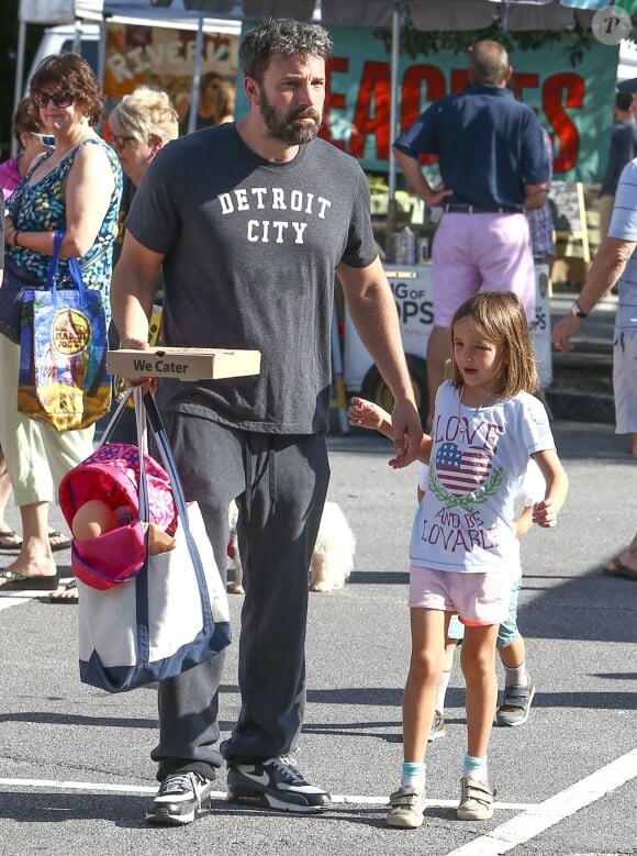 Ben Affleck emmène ses enfants Samuel et Seraphina au Farmer's market à Atlanta, le 8 août 2015.