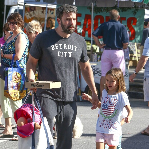 Ben Affleck emmène ses enfants Samuel et Seraphina au Farmer's market à Atlanta, le 8 août 2015.