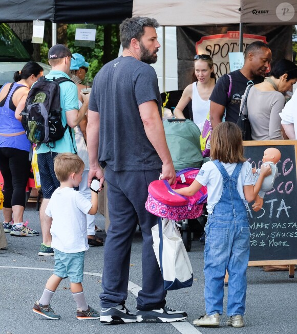 Ben Affleck emmène ses enfants Samuel et Seraphina se promener au Farmer's market à Atlanta, le 8 août 2015.