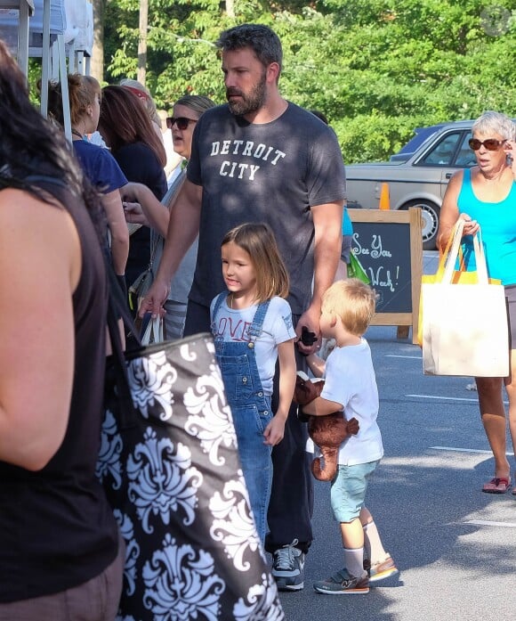 Ben Affleck emmène ses enfants Samuel et Seraphina se promener au Farmer's market à Atlanta, le 8 août 2015.