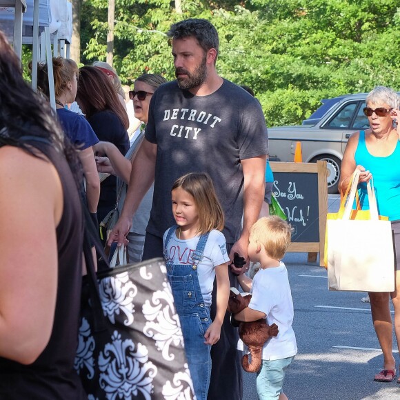 Ben Affleck emmène ses enfants Samuel et Seraphina se promener au Farmer's market à Atlanta, le 8 août 2015.