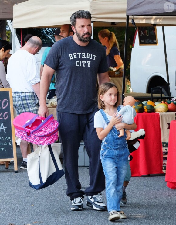 Ben Affleck emmène ses enfants Samuel et Seraphina se promener au Farmer's market à Atlanta, le 8 août 2015.