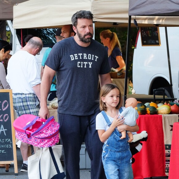 Ben Affleck emmène ses enfants Samuel et Seraphina se promener au Farmer's market à Atlanta, le 8 août 2015.