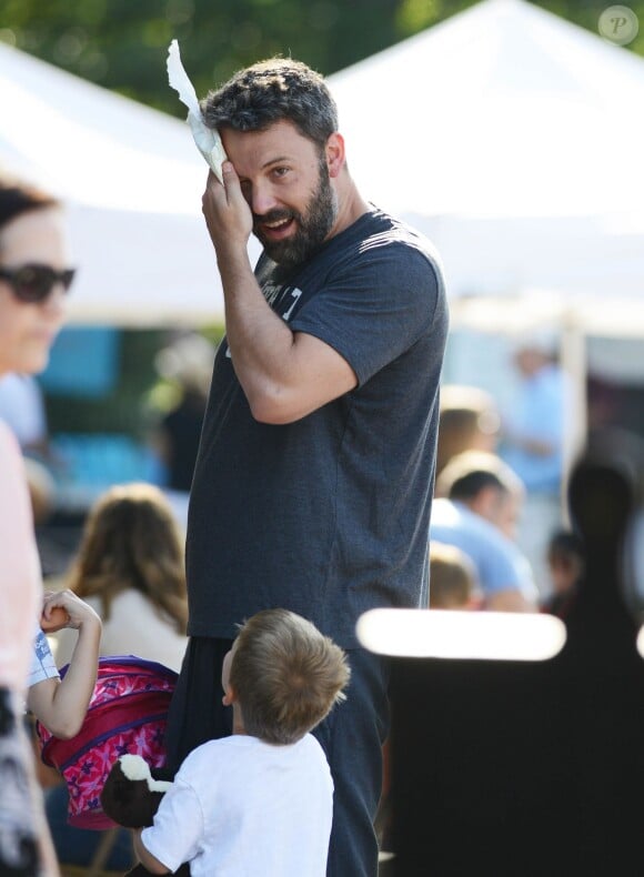 Ben Affleck emmène ses enfants Samuel et Seraphina se promener au Farmer's market à Atlanta, le 8 août 2015.