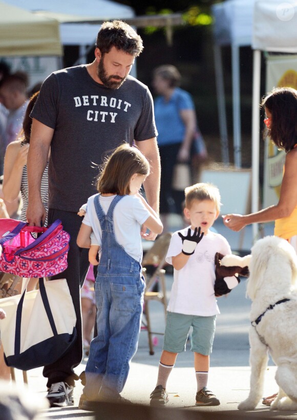 Ben Affleck emmène ses enfants Samuel et Seraphina se promener au Farmer's market à Atlanta, le 8 août 2015.