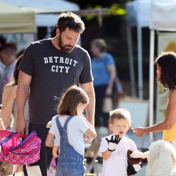 Ben Affleck emmène ses enfants Samuel et Seraphina se promener au Farmer's market à Atlanta, le 8 août 2015.