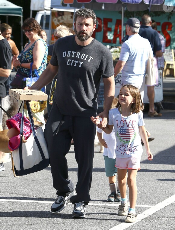 Ben Affleck emmène ses enfants Samuel et Seraphina se promener au Farmer's market à Atlanta, le 8 août 2015.