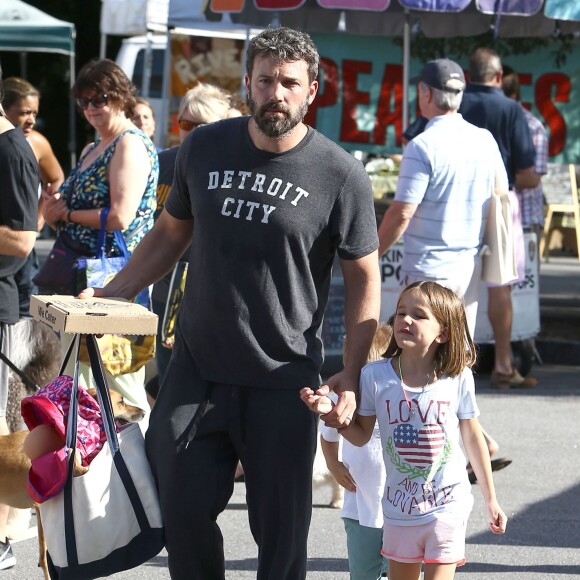 Ben Affleck emmène ses enfants Samuel et Seraphina se promener au Farmer's market à Atlanta, le 8 août 2015.