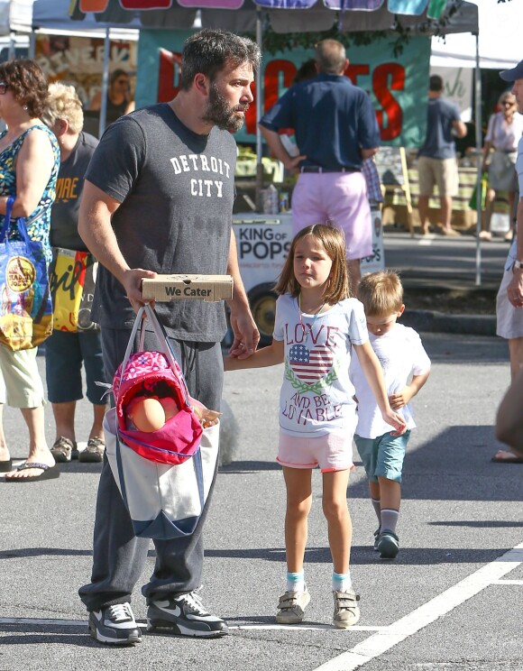 Ben Affleck emmène ses enfants Samuel et Seraphina se promener au Farmer's market à Atlanta, le 8 août 2015.