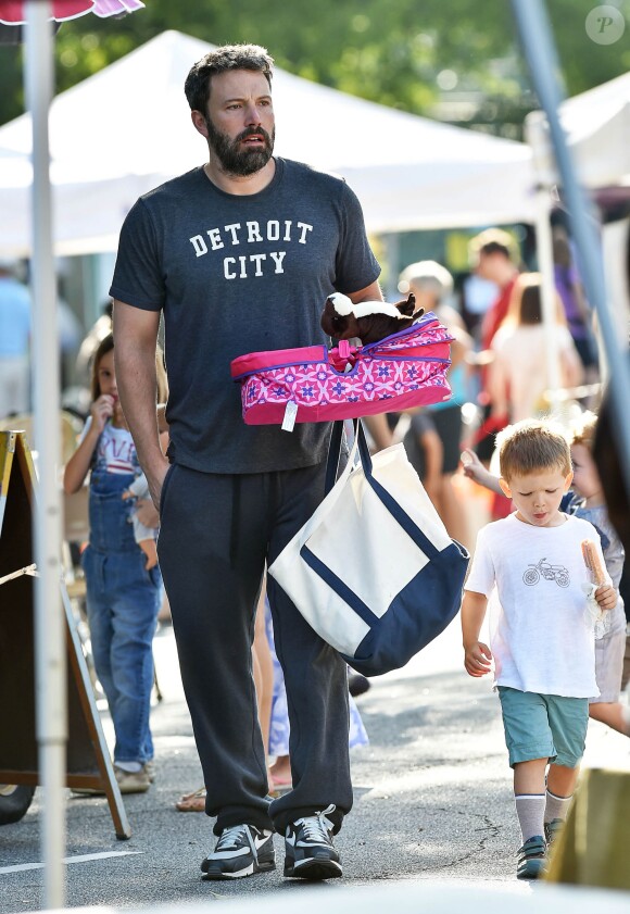 Ben Affleck emmène ses enfants Samuel et Seraphina se promener au Farmer's market à Atlanta, le 8 août 2015.