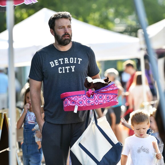 Ben Affleck emmène ses enfants Samuel et Seraphina se promener au Farmer's market à Atlanta, le 8 août 2015.